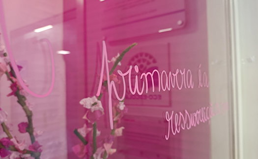 Montra para celebrar a Primavera e a esperança por um mundo melhor