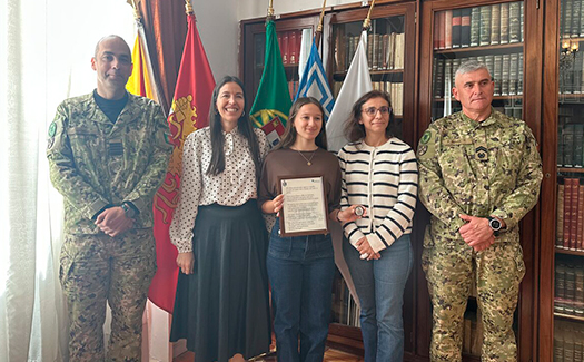 Aluna da Profitecla distinguida pelo RI14 com poema de homenagem ao Exército